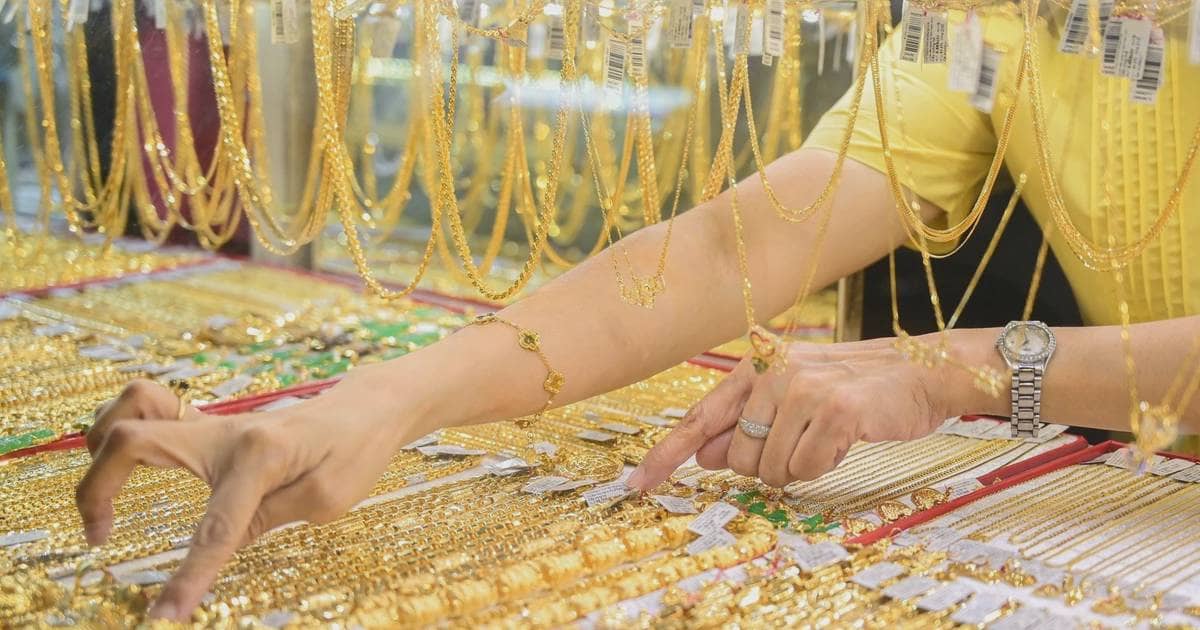 Giá vàng lao dốc mạnh, có nên xuống tiền mua lúc này?