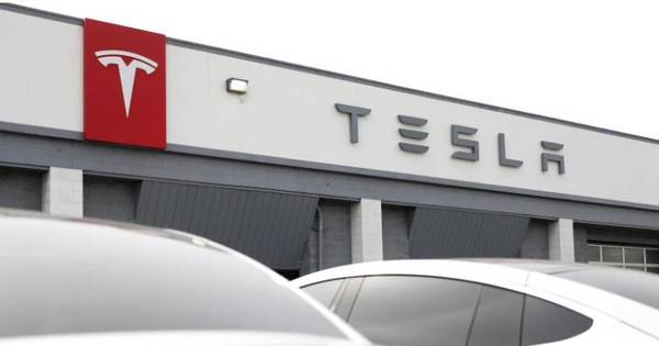 Tesla tiếp tục bị điều tra