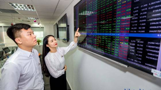 Liệu chỉ cảnh báo thôi có đủ để chặn làn sóng tư vấn chứng khoán "chui" trên mạng xã hội?
