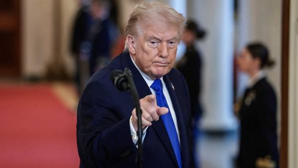 Căng thẳng leo thang: Donald Trump gia hạn tối hậu thư, Iran cứng rắn đáp trả về eo biển Hormuz