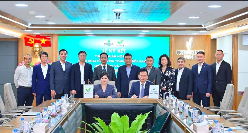 V-GREEN hợp tác triển khai hơn 3.000 tủ đổi pin xe máy điện tại hệ thống của hàng dầu PVOIL