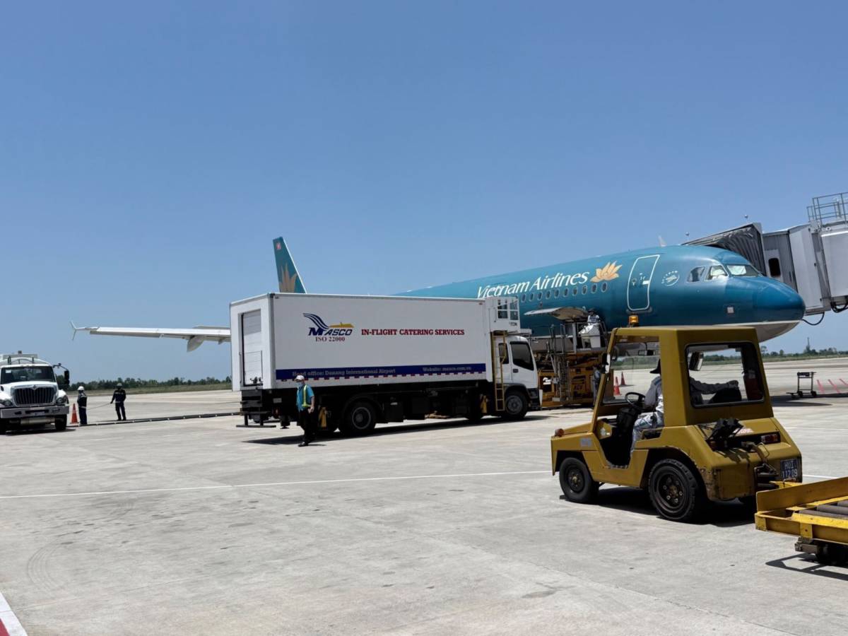 Giữa cái nóng 78°C, những người giữ an toàn cho bầu trời không lùi bước