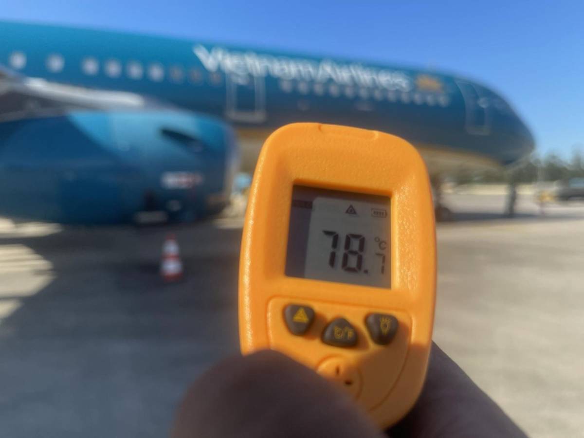 Giữa cái nóng 78°C, những người giữ an toàn cho bầu trời không lùi bước