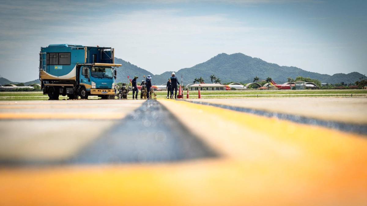 Giữa cái nóng 78°C, những người giữ an toàn cho bầu trời không lùi bước