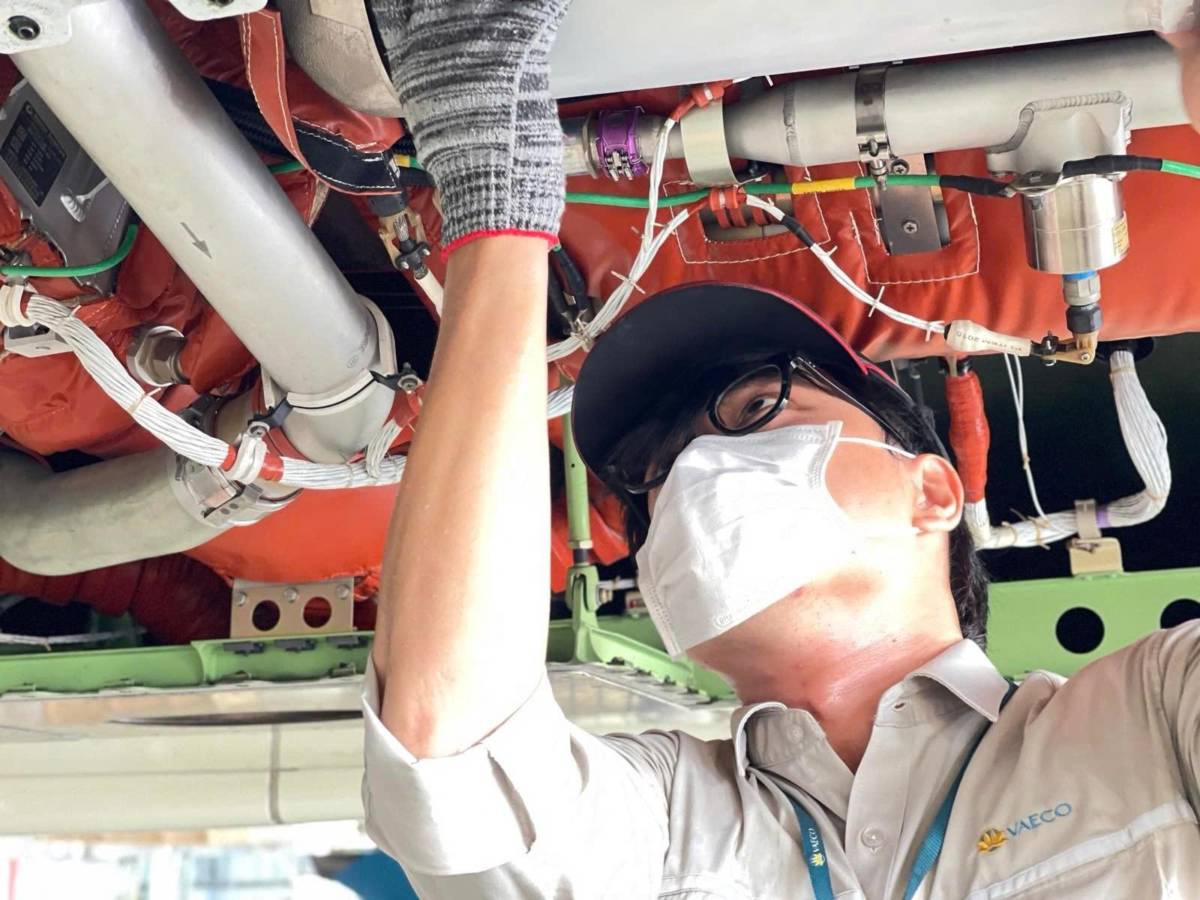 Giữa cái nóng 78°C, những người giữ an toàn cho bầu trời không lùi bước