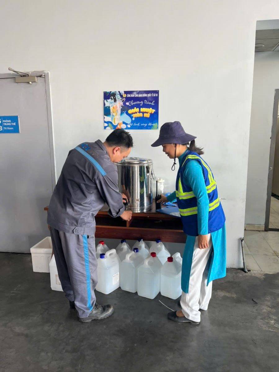 Giữa cái nóng 78°C, những người giữ an toàn cho bầu trời không lùi bước