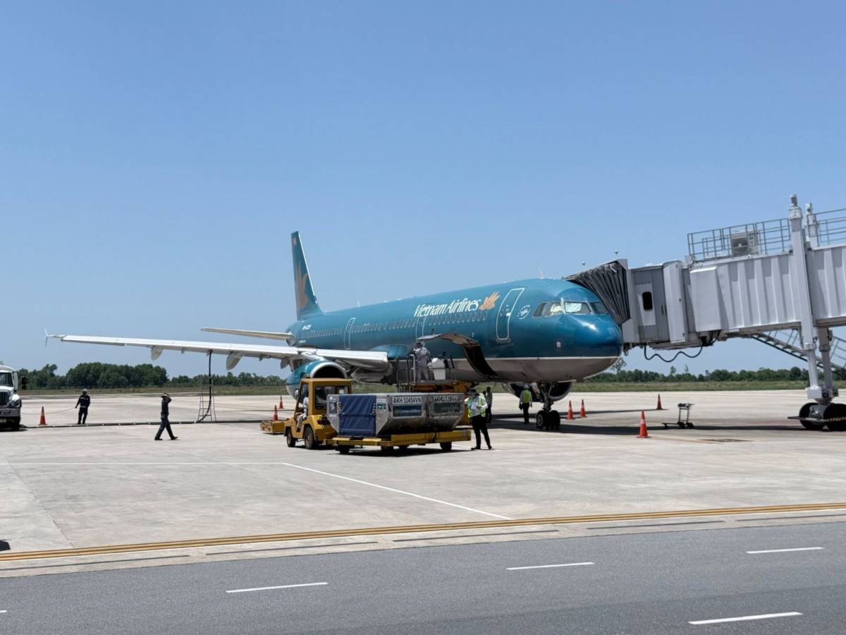 Giữa cái nóng 78°C, những người giữ an toàn cho bầu trời không lùi bước