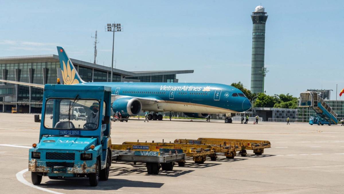 Giữa cái nóng 78°C, những người giữ an toàn cho bầu trời không lùi bước
