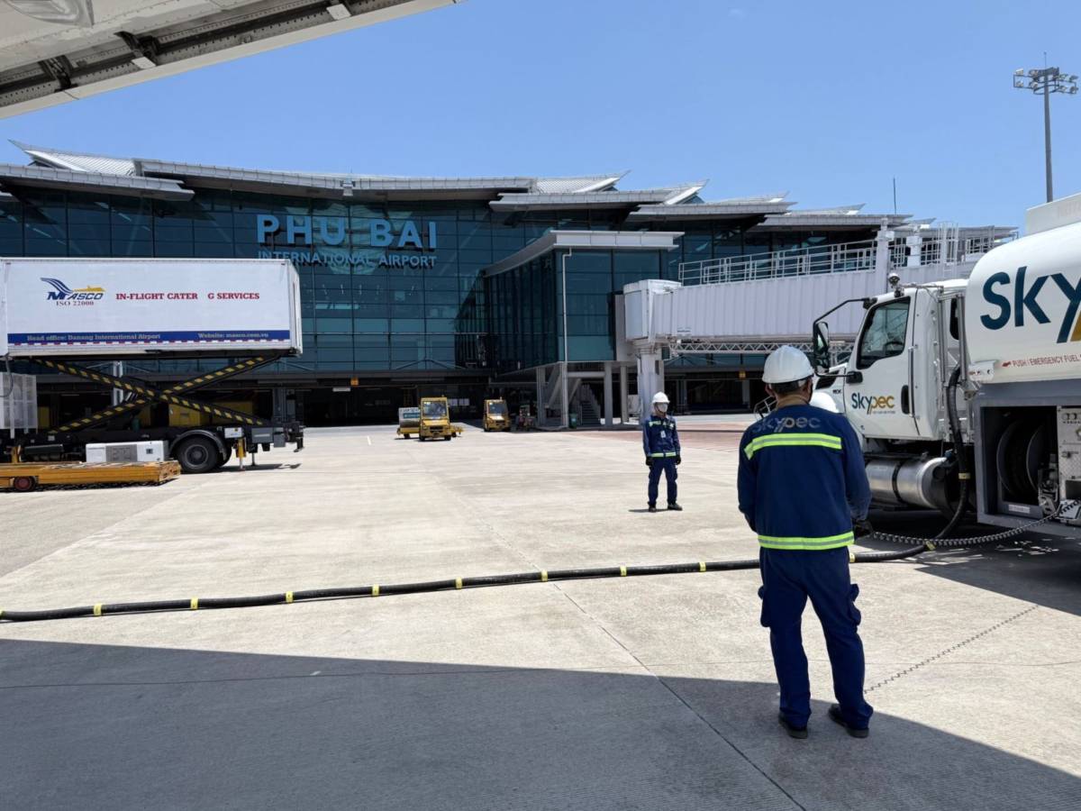 Giữa cái nóng 78°C, những người giữ an toàn cho bầu trời không lùi bước