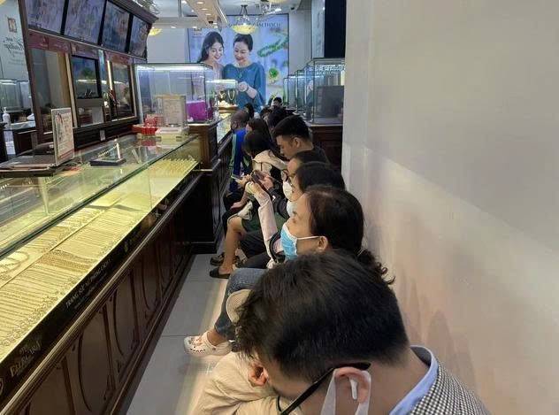 Người Việt xếp hàng mua vàng, còn thế giới đang âm thầm nhìn sang bạc?
