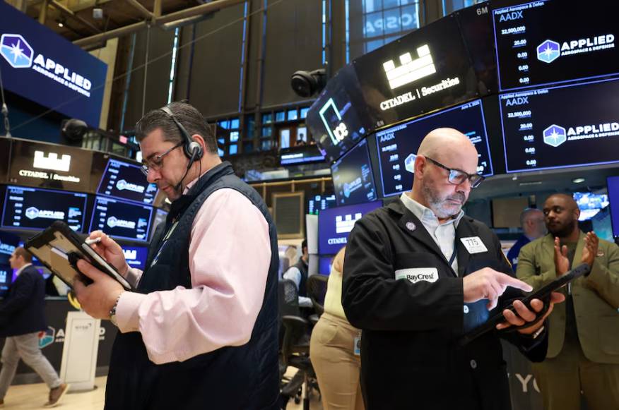 Dow Jones lập kỷ lục mới, S&P 500 xanh điểm; bán tháo mạnh cổ phiếu bán dẫn kéo Nasdaq giảm . Cổ phiếu  ...