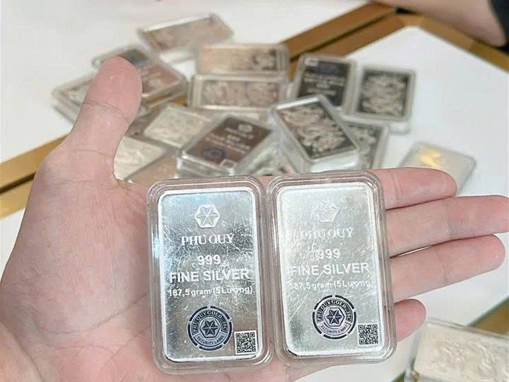 Bạc và bài toán 2026
