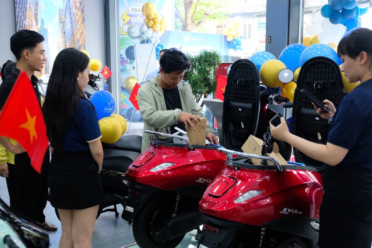 VinFast đồng loạt khai trương 66 đại lý xe máy điện - giới thiệu mô hình showroom xe điện cao cấp EV-Zone