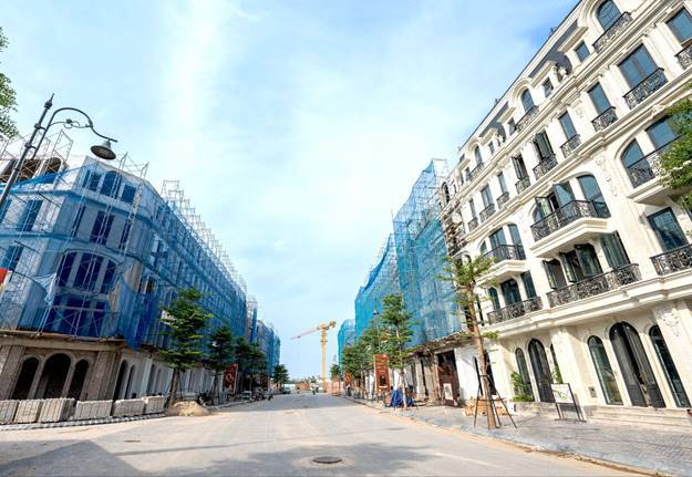 Dự án nhà phố hàng hiệu của Sunshine Group tăng tốc về đích, gần 1.300 căn đã cất nóc. Tâm điểm chú  ...