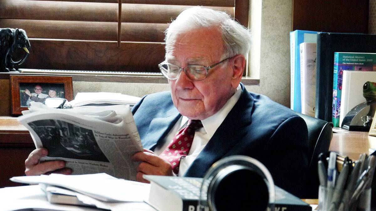 Warren Buffett vẫn đọc báo cáo tài chính, một việc cũ kỹ mà thế giới hiện đại đã nhiều lần cho là lỗi thời