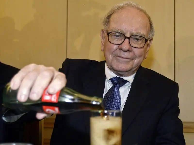 Warren Buffett có thể ngồi ăn hamburger, uống Coca-Cola, rồi kể mấy câu chuyện về đầu tư mà hàng triệu người vẫn chăm chú lắng nghe bởi vì ông là Warren Buffett