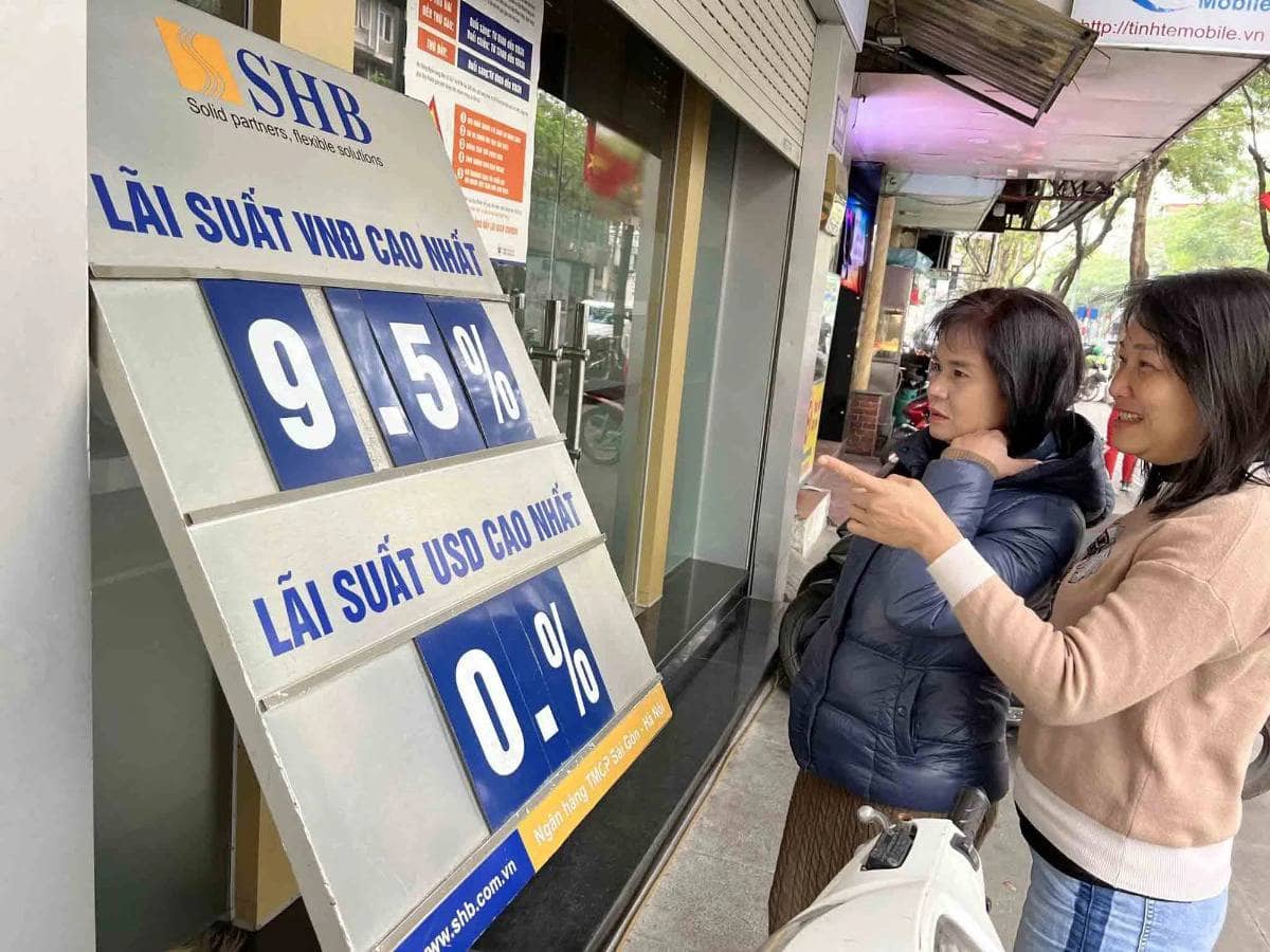 Lãi suất tiết kiệm 9%/năm sắp biến mất - tiền của dân Việt sẽ chạy đi đâu?