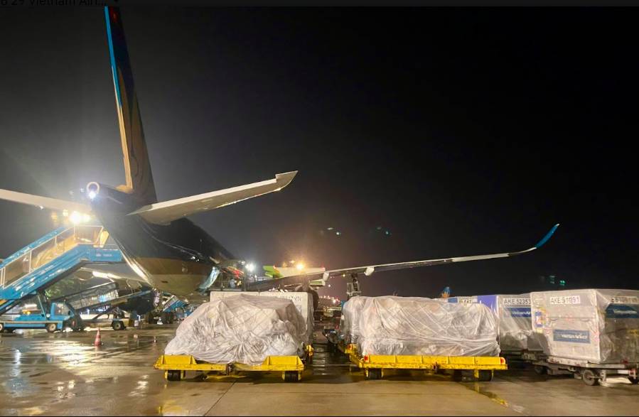 Vietnam Airlines đưa 124 cán bộ, chiến sĩ cùng 25 tấn trang thiết bị, hàng hóa hỗ trợ tới Venezuela