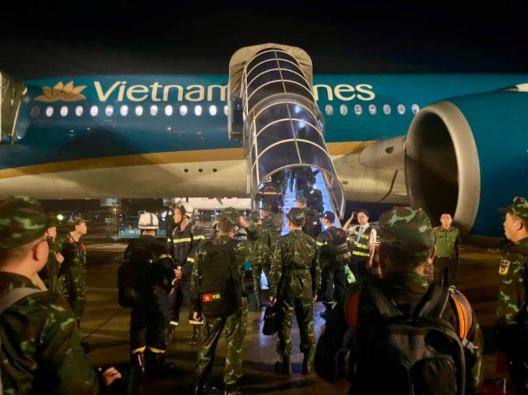Vietnam Airlines đưa 124 cán bộ, chiến sĩ cùng 25 tấn trang thiết bị, hàng hóa hỗ trợ tới Venezuela