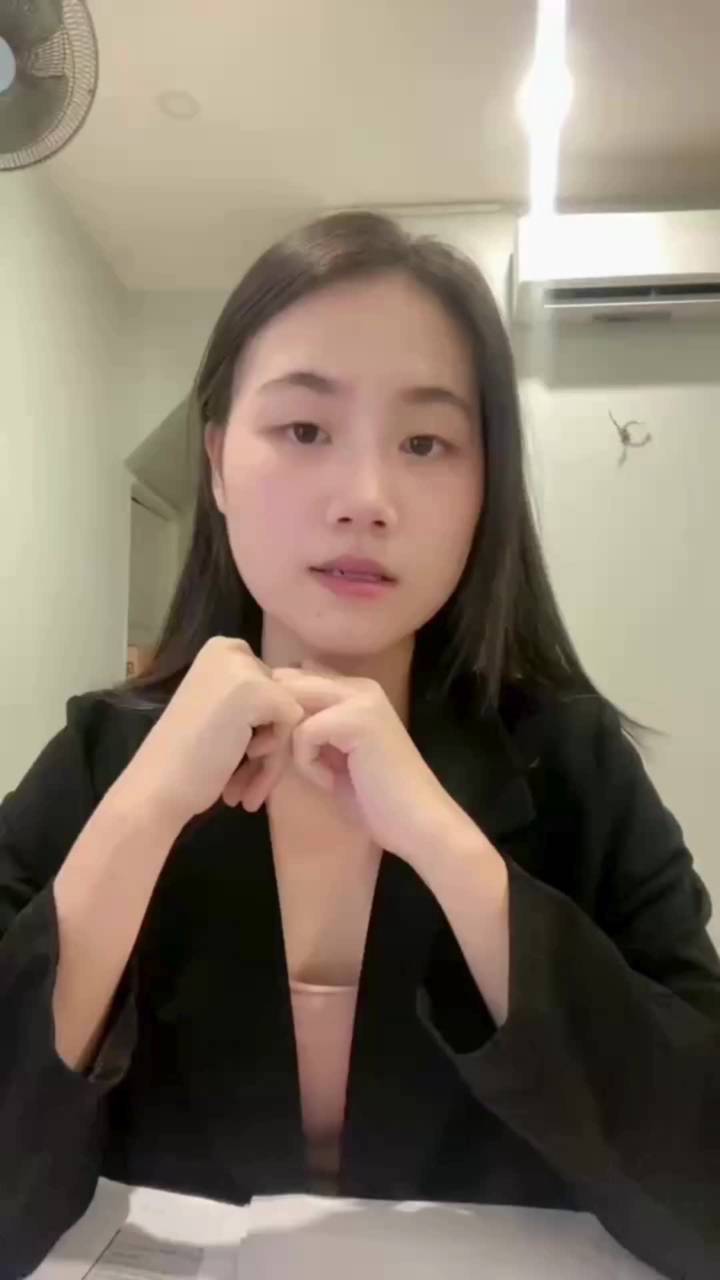PVS: Doanh thu tăng, lợi nhuận giảm 
	1.	Giai đoạn “nuôi quân”
Chi phí tăng mạnh do đầu tư nhân lực, thiết bị cho các dự án lớn đang khởi động.
	2.	Biên lợi nhuận thấp
Doanh thu chủ yếu từ hoạt động pass-through nên lợi nhuận ghi nhận không cao.
	3.	Độ trễ ngành EPC
Lợi nhuận thường đến muộn, tập trung ở giai đoạn cuối và quyết toán dự án.
	4.	Backlog lớn – kỳ vọng tương lai
Doanh thu tăng phản ánh lượng việc dồi dào, lợi nhuận có thể bứt phá giai đoạn 2026–2027.

