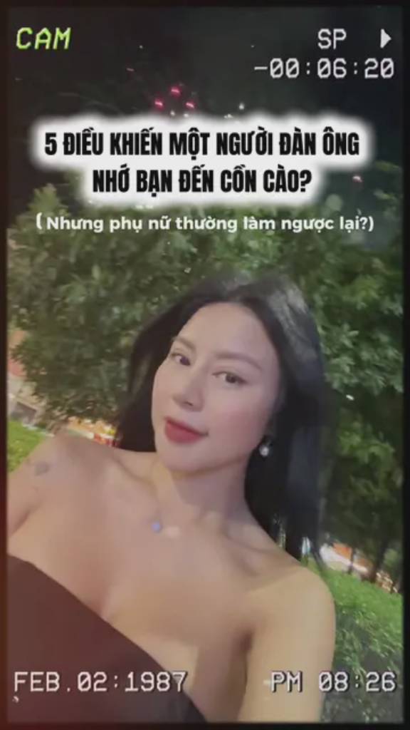 Minh Thủy - Sống tỉnh thức - 5 ĐIỀU KHIẾN MỘT NGƯỜI ĐÀN ÔNG NHỚ BẠN ĐẾN CỒN CÀO ? (Nhưng phụ nữ thường làm ngược lại?)  Không phải xinh đẹp nhất. Không phải yêu nhiều nhất. Cũng không phải hy sinh nhiều nhất. Một người đàn ông nhớ một người phụ nữ đến cồn cào thường vì những điều sâu hơn thế. 1. CÔ ẤY KHIẾN ANH TA CẢM THẤY ĐƯỢC LÀ CHÍNH MÌNH Đàn ông có thể bị thu hút bởi ngoại hình. Nhưng thứ khiến họ nhớ lâu lại là cảm giác được thấu hiểu, được là chính mình mà không phải gồng lên để chứng minh điều gì. Người phụ nữ khiến đàn ông nhớ nhất thường không phải người hoàn hảo. Mà là người khiến họ cảm thấy bình yên. 2. CÔ ẤY CÓ CUỘC SỐNG RIÊNG ĐẦY HẤP DẪN Một người phụ nữ có đam mê riêng. Có mục tiêu riêng. Có niềm vui riêng. Luôn tạo ra sức hút đặc biệt. Đàn ông nhớ những người phụ nữ có thế giới riêng. Chứ không phải những người biến cả thế giới của mình thành một người đàn ông. 3. CÔ ẤY BIẾT YÊU NHƯNG KHÔNG VAN XIN Đàn ông có thể quen với sự quan tâm. Nhưng họ sẽ không quên một người phụ nữ biết yêu hết lòng nhưng vẫn giữ được lòng tự trọng. Biết trân trọng người khác. Nhưng cũng biết trân trọng chính mình. Đó là khí chất rất hiếm. 4. CÔ ẤY MANG ĐẾN NĂNG LƯỢNG TÍCH CỰC Không ai muốn trở về một nơi chỉ toàn áp lực, trách móc và kiểm soát. Một người phụ nữ biết lan tỏa sự ấm áp, động viên và truyền cảm hứng sẽ luôn để lại dấu ấn rất sâu trong lòng người đàn ông. Người ta luôn nhớ nơi khiến mình cảm thấy dễ chịu. 5. CÔ ẤY DÁM RỜI ĐI KHI KHÔNG ĐƯỢC TRÂN TRỌNG Điều khiến nhiều người đàn ông nhớ nhất… Không phải lúc bạn ở bên họ. Mà là khi bạn đủ mạnh mẽ để bước đi. Không oán trách. Không níu kéo. Không làm phiền. Chỉ đơn giản là chọn bản thân mình. Chính sự tự trọng ấy khiến họ nhận ra giá trị mà mình từng có. 👉Nhưng tiếc thay… Rất nhiều phụ nữ lại làm ngược. Họ yêu đến mức đánh mất bản thân. Họ sợ cô đơn nên níu kéo. Họ chấp nhận những điều mình không xứng đáng nhận. Và rồi tự hỏi: ..Tại sao mình yêu nhiều như vậy mà người ta vẫn rời đi?” Sự thật là ..Một người đàn ông có thể nhớ bạn vì nhiều lý do. Nhưng người phù hợp sẽ ở lại vì giá trị thật của bạn. 👉Nếu bạn đang liên tục lặp lại những mô thức đau khổ trong tình yêu, có lẽ đã đến lúc chữa lành từ gốc. ❤️ Lộ trình 21 NGÀY GIẢI NGHIỆP TÌNH YÊU sẽ giúp bạn nhận diện những mô thức cũ, nâng tầm giá trị bản thân và học cách yêu mà không đánh mất chính mình. Comment THAY ĐỔI để nhận thông tin lộ trình created by Minh Thuỷ (Sống Tỉnh Thức) with Vũ Triệu Đức’s âm thanh gốc - Vũ Triệu Đức