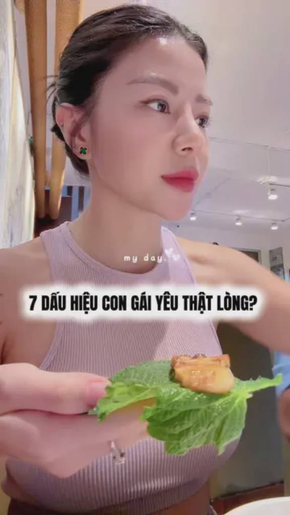 Minh Thủy - Sống tỉnh thức - 7 DẤU HIỆU CON GÁI YÊU THẬT LÒNG?  Nhiều người phụ nữ nói rằng mình yêu rất nhiều. Nhưng yêu nhiều chưa chắc đã là yêu đúng. Bởi có những người đang yêu bằng sự thiếu thốn. Yêu bằng nỗi sợ bị bỏ rơi. Yêu bằng việc cố gắng giữ một người ở lại. Còn tình yêu trưởng thành luôn mang một năng lượng rất khác. 1. Cô ấy quan tâm đến cảm xúc của bạn Không chỉ muốn được yêu, cô ấy cũng muốn hiểu bạn đang vui hay buồn, áp lực hay bình an. 2. Cô ấy đưa bạn vào kế hoạch tương lai Từ những dự định nhỏ đến những ước mơ dài hạn, bạn luôn xuất hiện trong những kế hoạch của cô ấy. 3. Cô ấy ở lại khi bạn khó khăn Khi cuộc sống không còn màu hồng, cô ấy không biến mất. Có thể không giúp bạn giải quyết mọi vấn đề, nhưng cô ấy vẫn đồng hành. 4. Cô ấy mong bạn trở nên tốt hơn Không phải để kiểm soát. Mà vì cô ấy nhìn thấy tiềm năng trong bạn và mong bạn sống đúng với giá trị của mình. 5. Cô ấy trung thực với bạn Cô ấy không chỉ cho bạn thấy những điều đẹp đẽ. Mà còn dám cho bạn thấy những tổn thương, những nỗi sợ và những phần yếu đuối nhất của mình. 6. Cô ấy dành thời gian cho bạn Người phụ nữ yêu thật có thể rất bận. Nhưng sẽ không để người mình yêu liên tục cảm thấy bị bỏ quên. 7. Cô ấy vẫn chọn ở lại sau khi nhìn thấy những khuyết điểm của bạn Đó mới là lúc tình yêu thật sự bắt đầu. Không phải khi cảm xúc thăng hoa. Mà là khi đã nhìn thấy sự thật về nhau nhưng vẫn muốn cùng nhau trưởng thành. ❤️ Nhưng có một sự thật ít người nhắc đến: Rất nhiều phụ nữ có đủ cả 7 dấu hiệu trên nhưng vẫn không hạnh phúc trong tình yêu. Không phải vì họ không biết yêu. Mà vì họ đang mang theo những tổn thương cũ, những niềm tin giới hạn và những mô thức yêu sai mà chính họ cũng không nhận ra. Họ yêu bằng nỗi sợ mất. Yêu bằng sự hy sinh quá mức. Yêu bằng việc đặt giá trị bản thân vào cách người khác đối xử với mình. Và rồi càng yêu càng đau. Nếu bạn từng lặp lại những mối quan hệ giống nhau… Nếu bạn luôn thu hút những người không sẵn sàng cam kết… Nếu bạn yêu rất nhiều nhưng vẫn thấy mình cô đơn… Có thể vấn đề không nằm ở người bạn gặp. Mà nằm ở những “nghiệp thức tình yêu” chưa được chữa lành bên trong bạn. ✨ Lộ trình 21 Ngày Giải Nghiệp Tình Yêu được tạo ra để giúp bạn: • Nhìn ra mô thức yêu lặp lại của chính mình • Chữa lành nỗi sợ bị bỏ rơi và phụ thuộc cảm xúc • Xây dựng giá trị nội tại và ranh giới lành mạnh • Học cách yêu mà không đánh mất bản thân • Thu hút một mối quan hệ trưởng thành và bền vững hơn 🌷 Bởi người thay đổi cuộc đời tình yêu của bạn không phải là một người đàn ông mới. Mà là một phiên bản mới của chính bạn. Comment THAY ĐỔI để nhận thông tin về lộ trình 21 ngày và bắt đầu hành trình yêu đúng từ gốc. 
