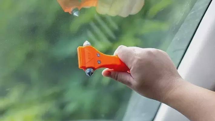 Đề xuất ôtô không trang bị búa phá kính sẽ trượt đăng kiểm