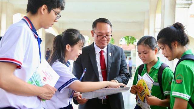Thu hẹp khoảng cách đào tạo thời AI: Doanh nghiệp cần chủ động đồng hành cùng nhà trường