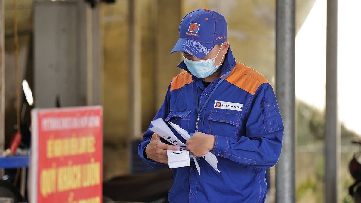 Giá xăng, dầu cùng tăng