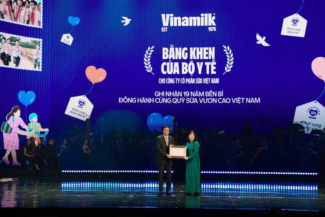 Vinamilk kỷ niệm cộc mốc “ 50 năm phụng sự khát vọng Việt” Vinh dự đón nhận danh hiệu anh hung lao động  ...