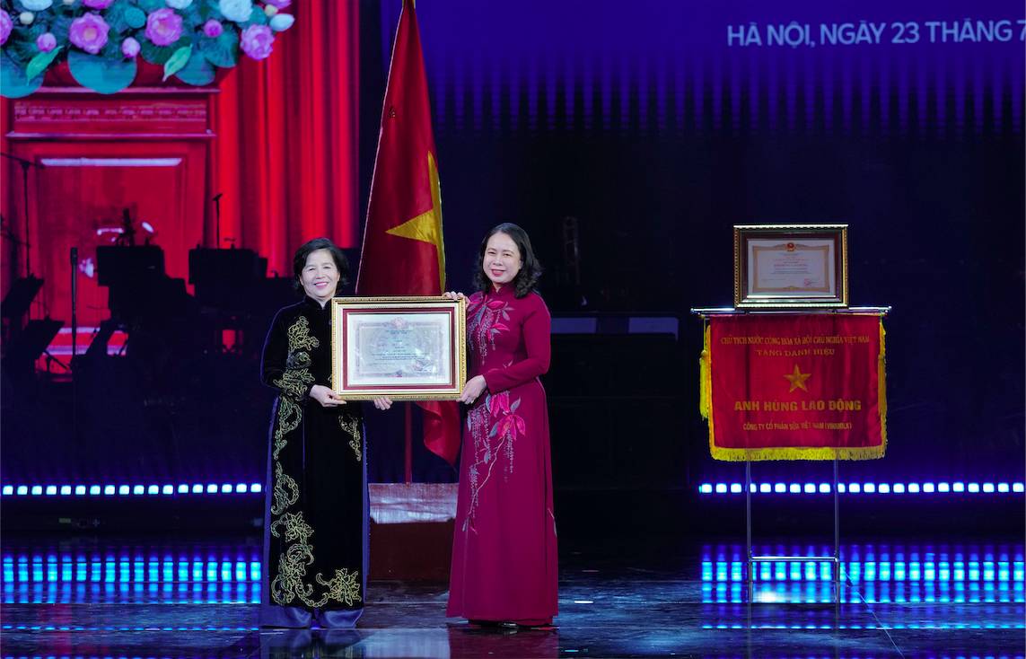Vinamilk kỷ niệm cộc mốc “ 50 năm phụng sự khát vọng Việt” Vinh dự đón nhận danh hiệu anh hung lao động  ...