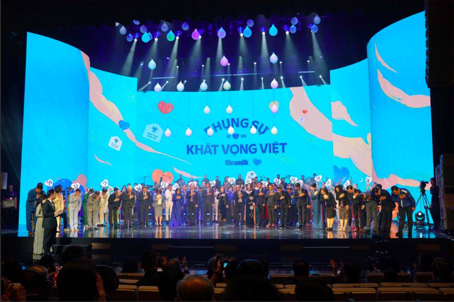 Vinamilk kỷ niệm cộc mốc “ 50 năm phụng sự khát vọng Việt” Vinh dự đón nhận danh hiệu anh hung lao động  ...