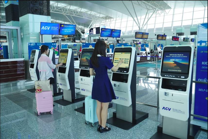 Vietnam Airlines thử nghiệm hệ thống làm thủ tục và gửi hành lý tự động cho chuyến bay quốc tế tại Nội Bài