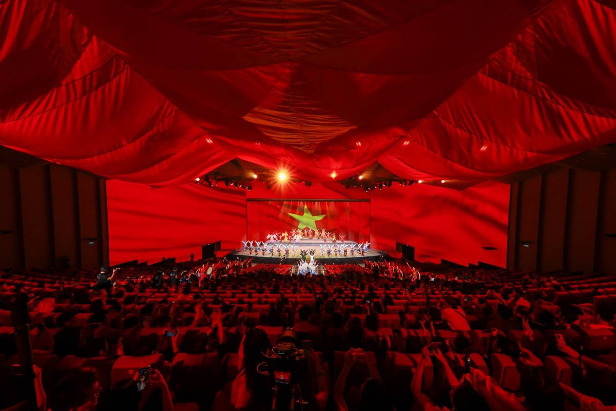 Vingroup tặng 50% giá vé show “Đất Nước Thiên Hùng Ca” - tri ân người có công, người cao tuổi và học sinh, sinh viên.