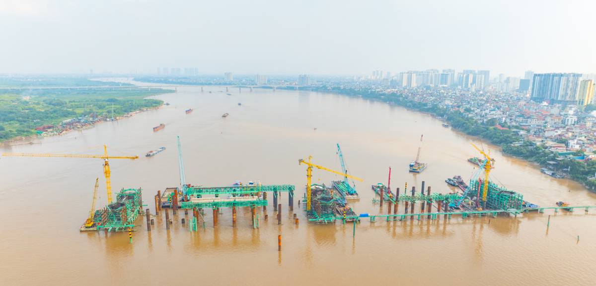 Cầu Trần Hưng Đạo đạt tiến độ “thần tốc”, thành công vượt lũ, trụ cầu vươn cao, dựng vòm thép chỉ sau 8 tháng khởi công