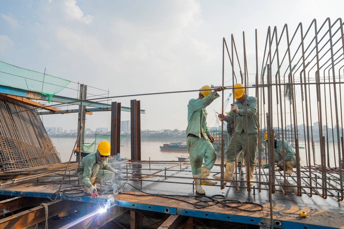 Cầu Trần Hưng Đạo đạt tiến độ “thần tốc”, thành công vượt lũ, trụ cầu vươn cao, dựng vòm thép chỉ sau 8 tháng khởi công