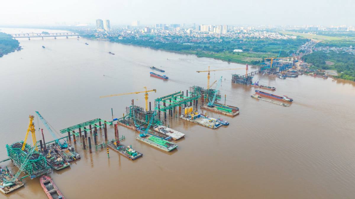Cầu Trần Hưng Đạo đạt tiến độ “thần tốc”, thành công vượt lũ, trụ cầu vươn cao, dựng vòm thép chỉ sau 8 tháng khởi công