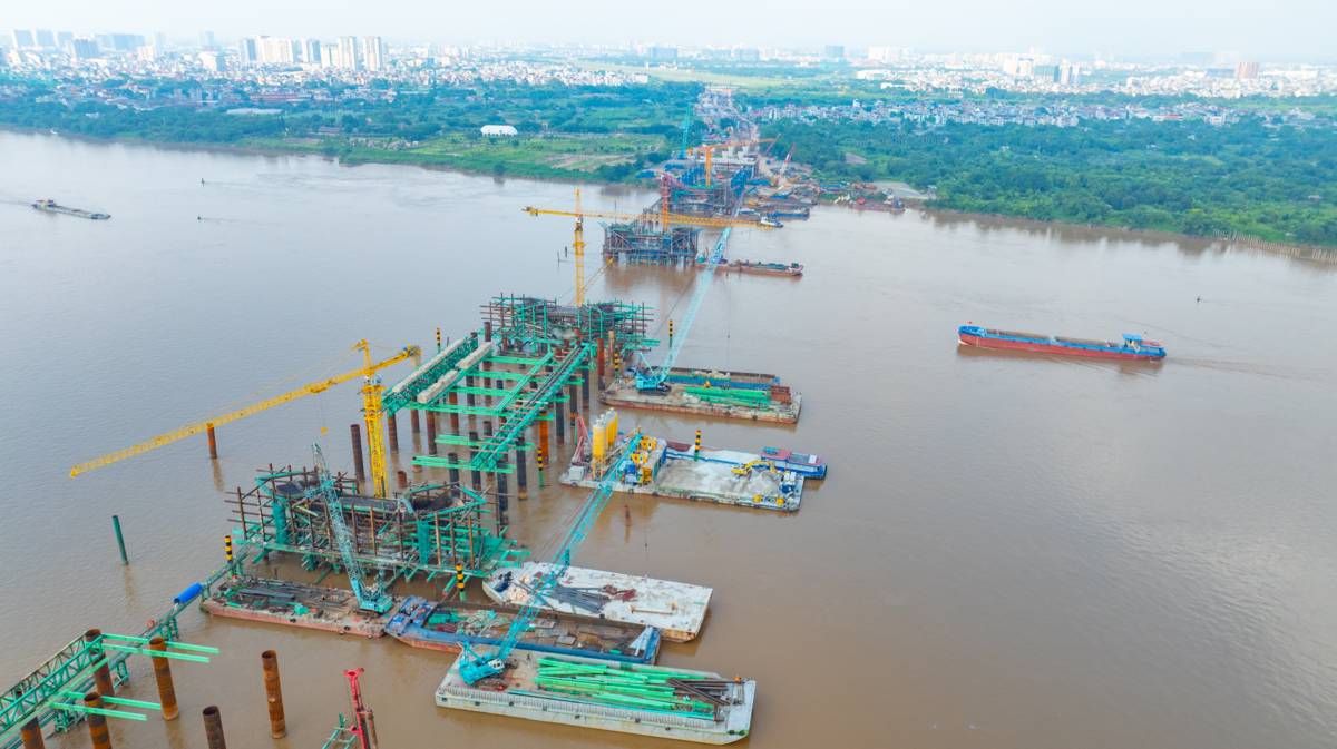 Cầu Trần Hưng Đạo đạt tiến độ “thần tốc”, thành công vượt lũ, trụ cầu vươn cao, dựng vòm thép chỉ sau 8 tháng khởi công