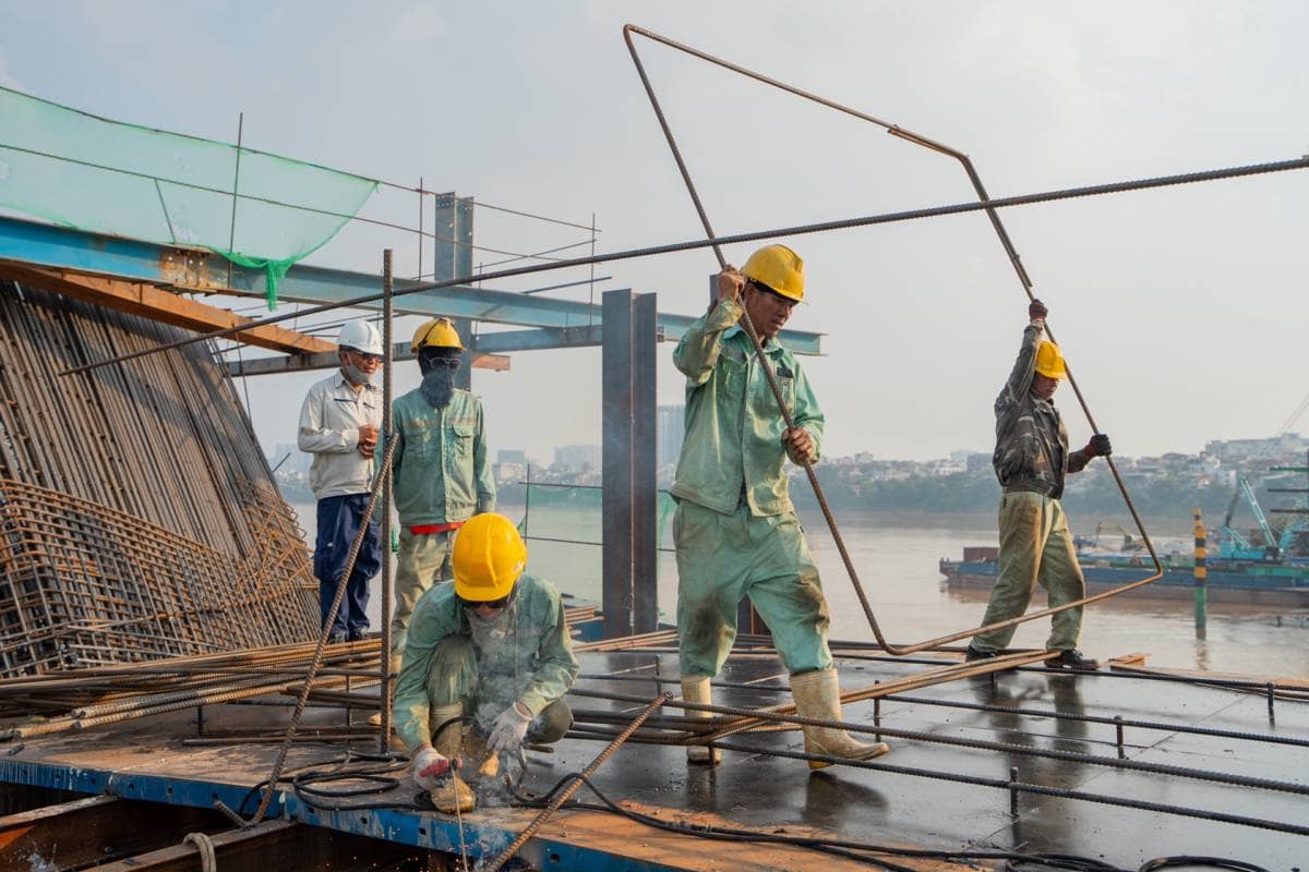 Cầu Trần Hưng Đạo đạt tiến độ “thần tốc”, thành công vượt lũ, trụ cầu vươn cao, dựng vòm thép chỉ sau 8 tháng khởi công
