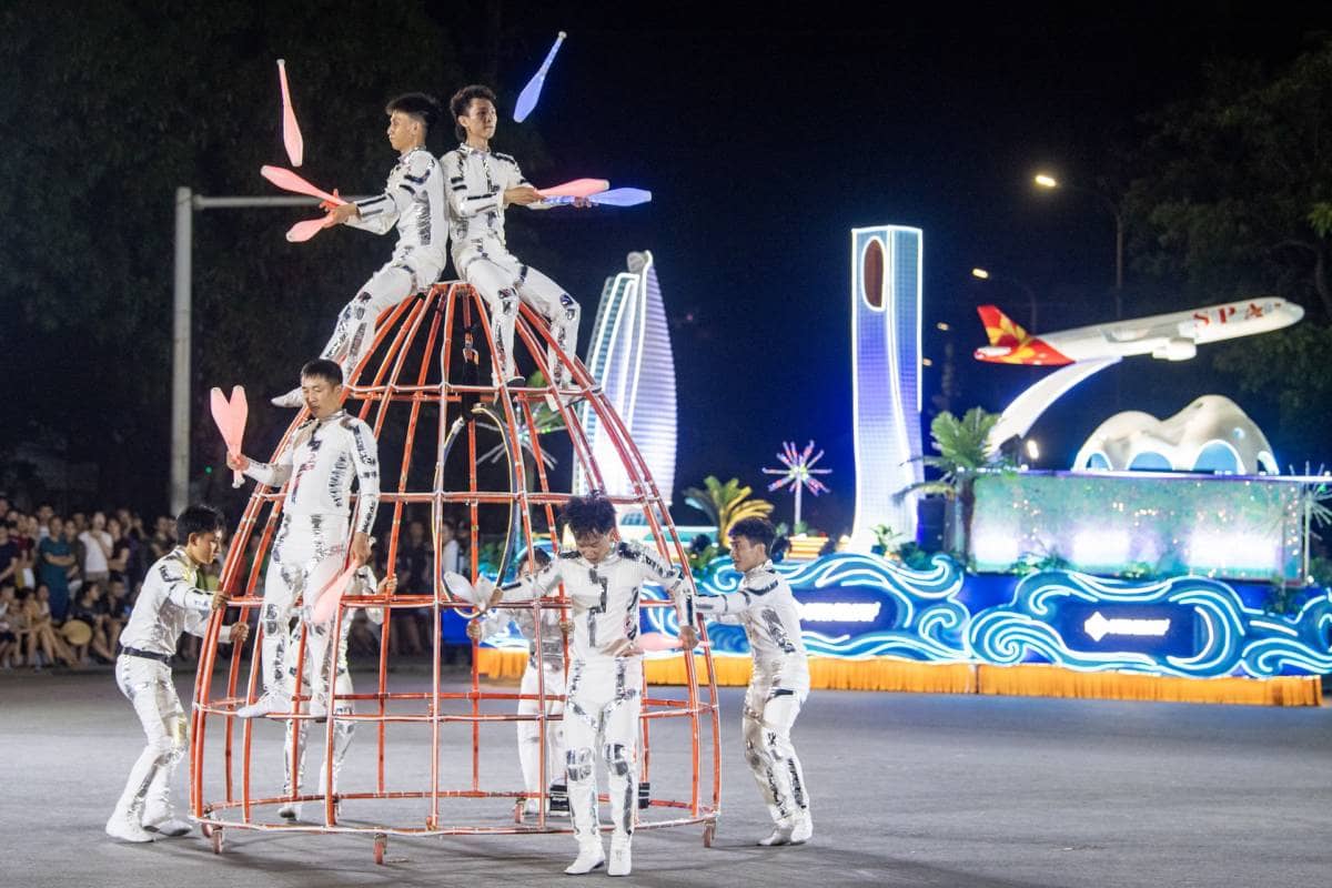 “Biển người” đội mưa hòa mình vào lễ hội Carnival đường phố quy mô nhất xứ Nghệ