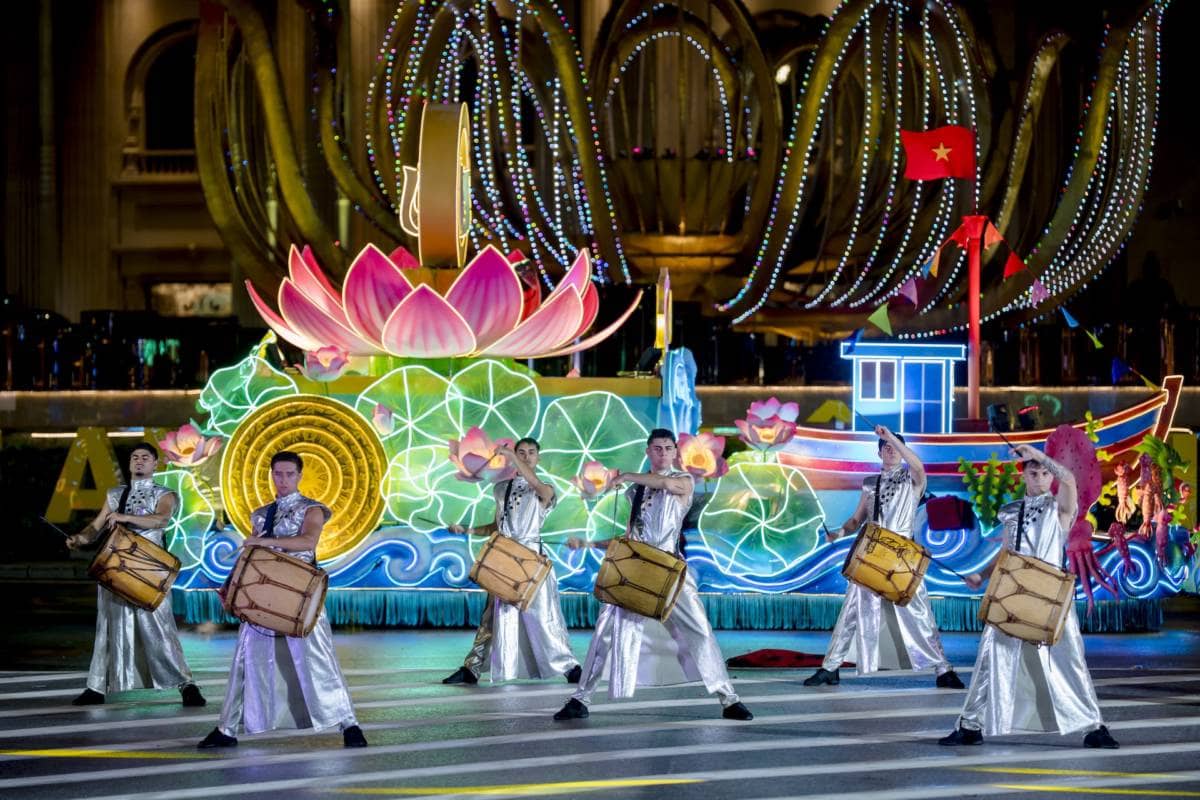“Biển người” đội mưa hòa mình vào lễ hội Carnival đường phố quy mô nhất xứ Nghệ