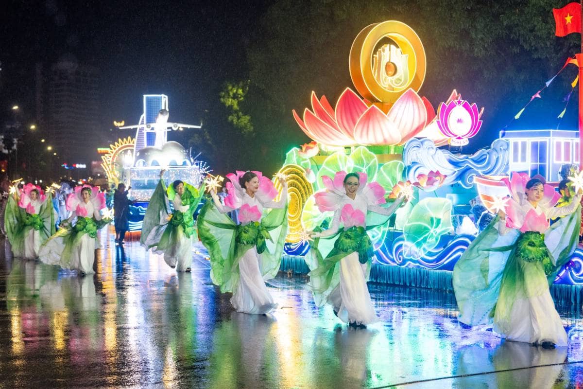 “Biển người” đội mưa hòa mình vào lễ hội Carnival đường phố quy mô nhất xứ Nghệ