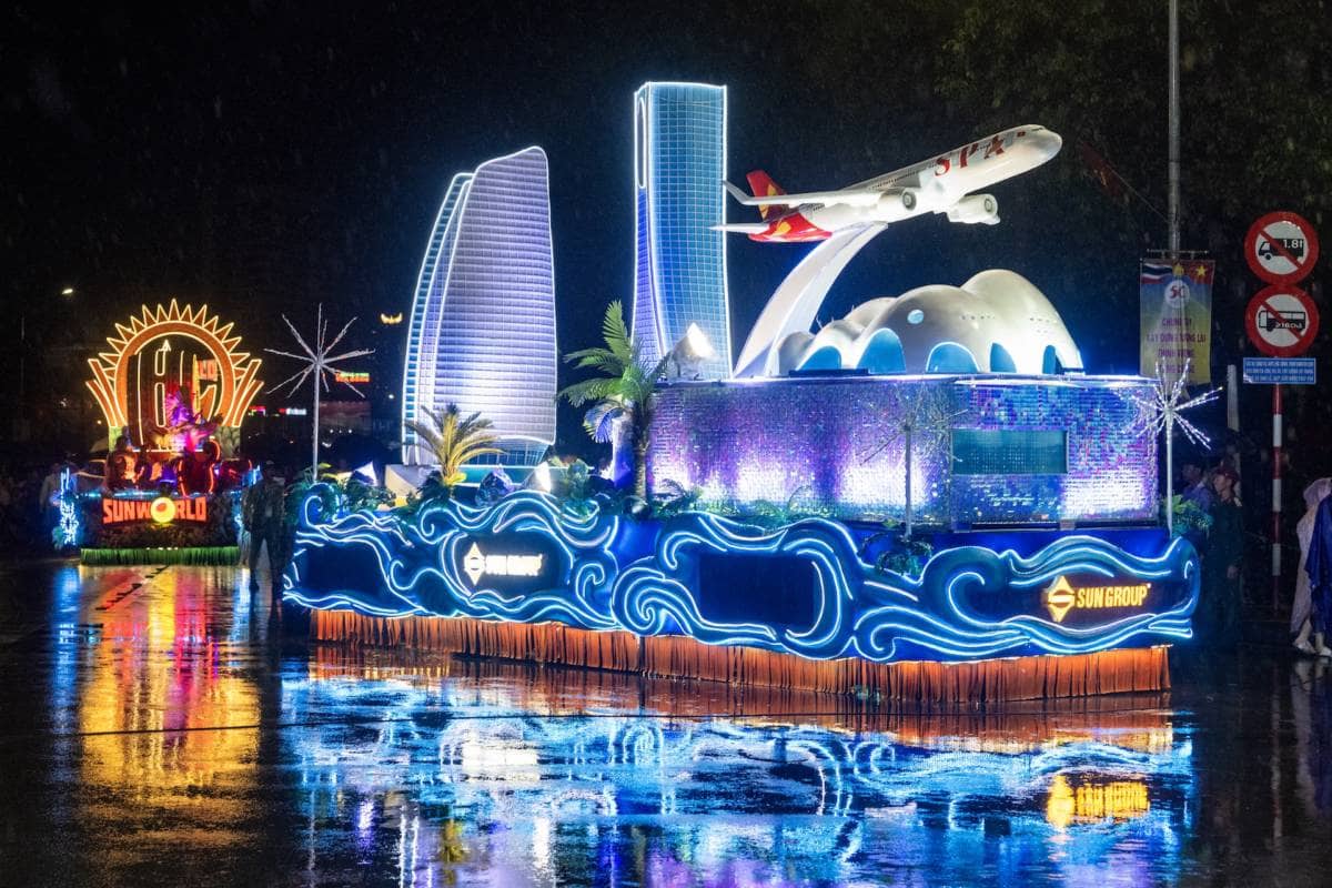 “Biển người” đội mưa hòa mình vào lễ hội Carnival đường phố quy mô nhất xứ Nghệ