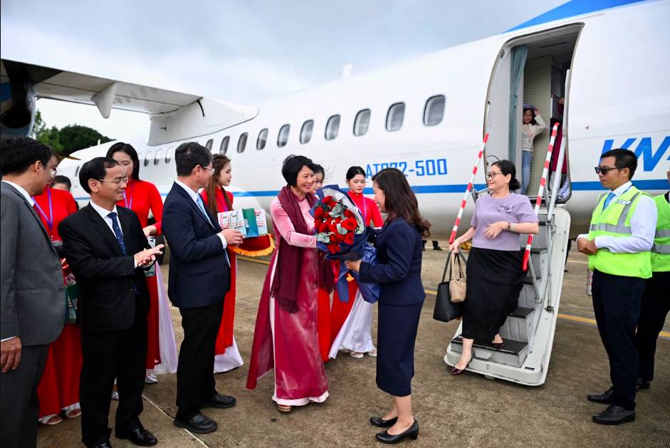 Vietnam Airlines đưa những hành khách đầu tiên trở lại Cảng HKQT Liên Khương 