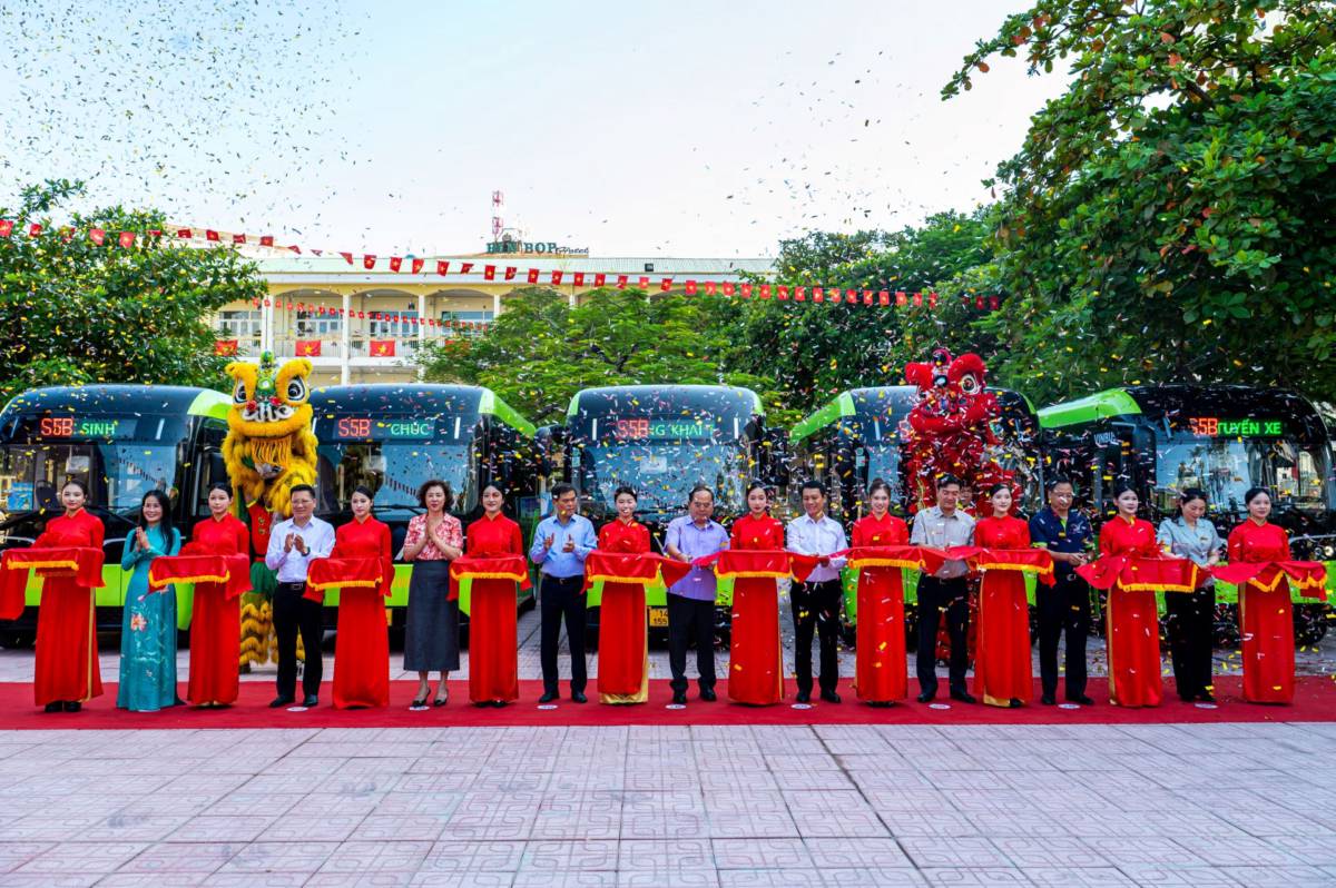 Quảng Ninh triển khai xe bus điện miễn phí đưa đón học sinh đến trường