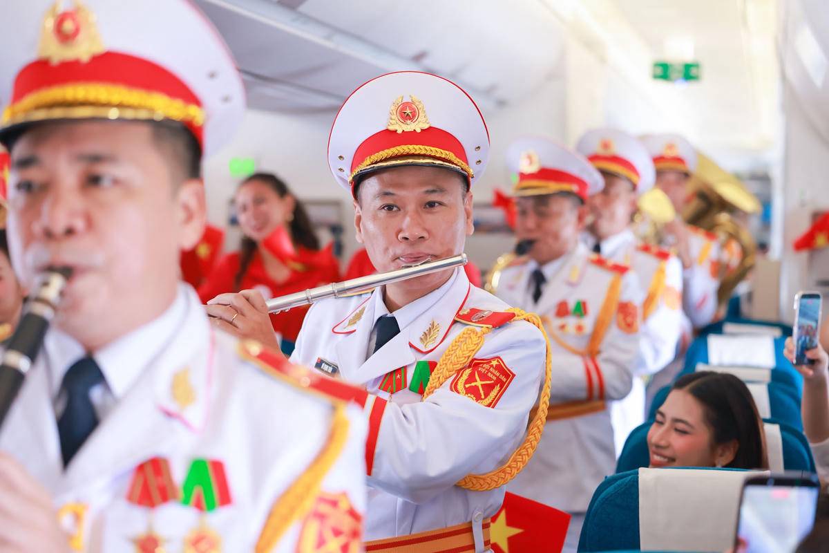 Giai điệu Quốc khánh vang lên ở độ cao 10.000 mét trên chuyến bay Vietnam Airlines