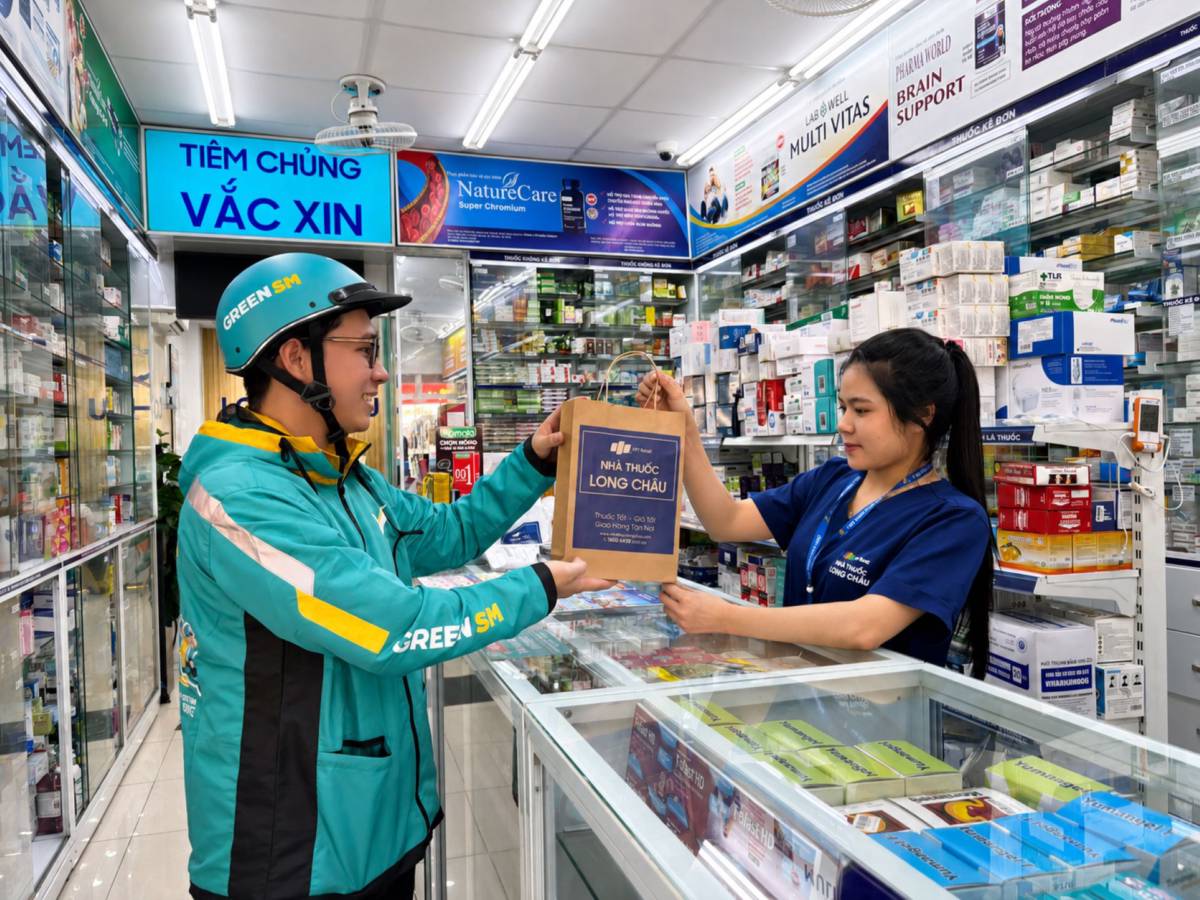 Green SM và Long Châu triển khai giao hàng bằng xe máy điện tại hơn 1.500 nhà thuốc.