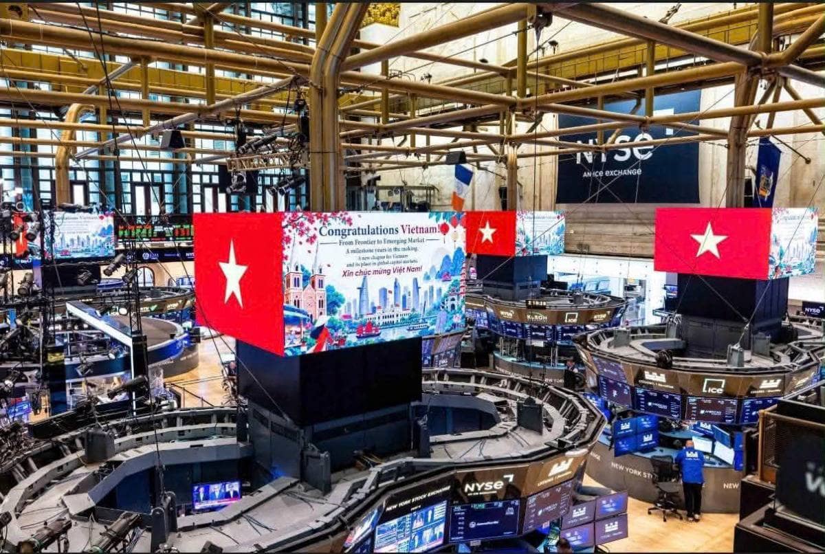 Lá cờ đỏ sao vàng kiêu hãnh xuất hiện ngay tại Sàn Chứng khoán New York (NYSE). Cột mốc nâng hạng chính  ...