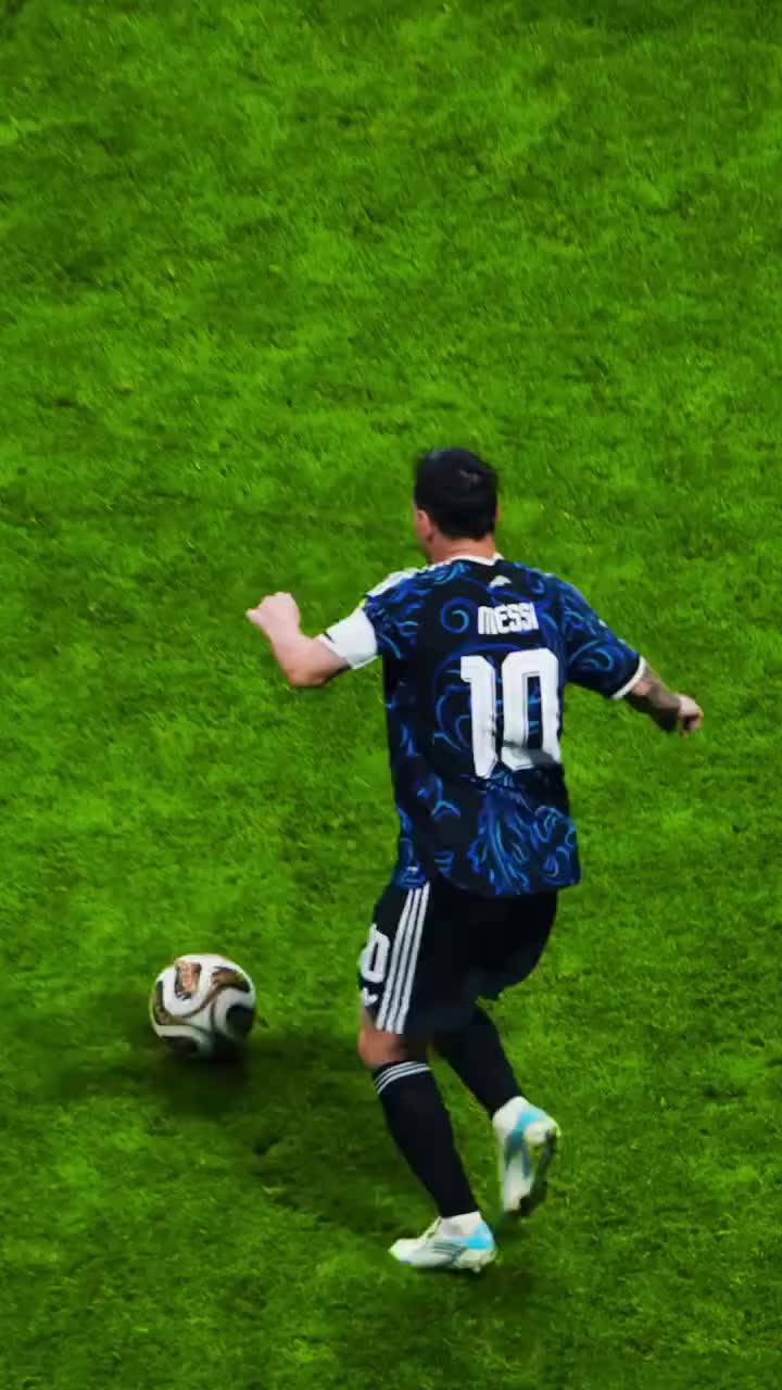 CẢ THẾ GIỚI KHÓA CHÂN TRÁI, MESSI KẾT LIỄU BẰNG CHÂN PHẢI

Tuyển Anh dựng nhiều lớp phòng ngự, bịt trung lộ và ép Messi sang chân phải. Kế hoạch này tưởng chừng đã thành công.

Cho đến phút 90+2.

Messi nhận bóng bên cánh phải, treo bóng bằng chính chân phải vào đúng điểm rơi để Lautaro Martinez đánh đầu ấn định chiến thắng 2-1.

Tuyển Anh đã khóa được Messi của quá khứ.

Nhưng họ lại thua Messi của hiện tại.