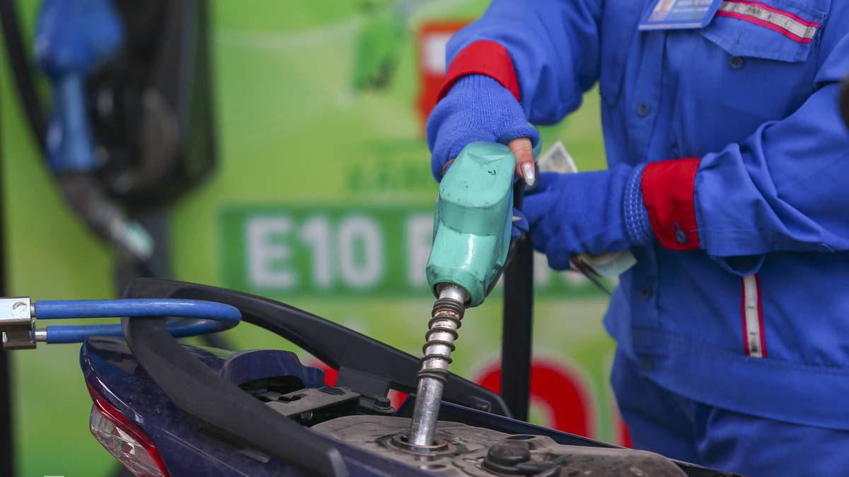 Giá xăng E10 lên gần 27.200 đồng một lít